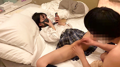 [Amateur dad active JK] I took off the rubber band to a cheeky JK who plays with her smartphone, gave her a creampie, and gave her a cleaning blowjob.
