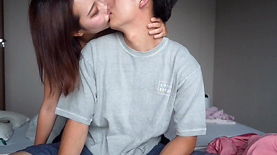 The show-off play of a slut who teases a handsome masochist man by shaking his hips from behind, giving him a handjob while giving him cunnilingus in the face-sitting position is extremely erotic.