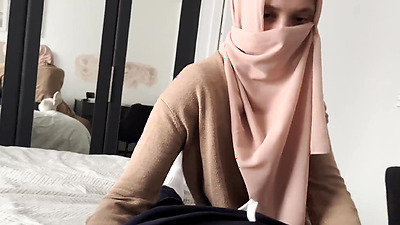 Arab Step Mom Helps To Masturbate Her Stepson With Broken Arms.