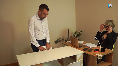 Голодная милфа начальница пожалела своего подчиненного и позволила отлизать