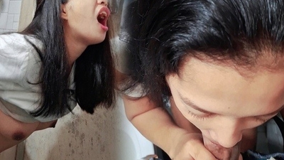 Pinay Pinasok ng kapitbahay sa C.R, Quickie Sex in bathroom SOBRANG BITIN. NagDuG0 sa Laki!