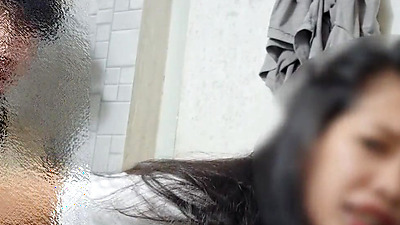 Pinay Pinasok ng kapitbahay sa C.R, Quickie Sex in bathroom SOBRANG BITIN. NagDuG0 sa Laki!