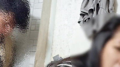 Pinay Pinasok ng kapitbahay sa C.R, Quickie Sex in bathroom SOBRANG BITIN. NagDuG0 sa Laki!