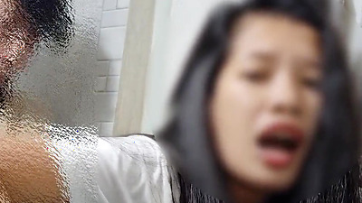 Pinay Pinasok ng kapitbahay sa C.R, Quickie Sex in bathroom SOBRANG BITIN. NagDuG0 sa Laki!