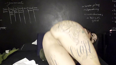 Fata shows off her big tits and shows off her booty