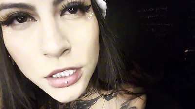 Fata shows off her big tits and shows off her booty