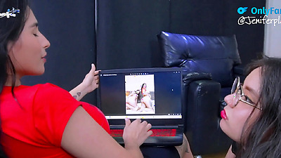 companero de cuarto ve nuestras fotos desnudas y se masturba hasta que lo vemos en el acto - kittyDJ