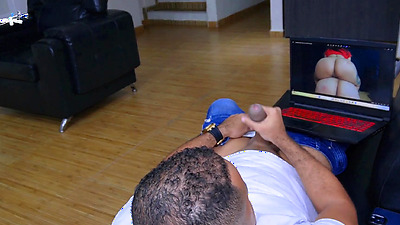 companero de cuarto ve nuestras fotos desnudas y se masturba hasta que lo vemos en el acto - kittyDJ