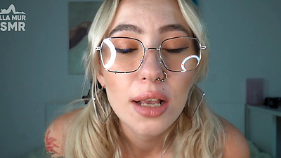 College chick is practicing to give JOI on you