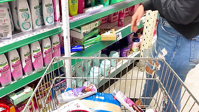 SHE SHOWED HER BREAST AT THE MARKET AND WAS FUCKED BY THE EMPLOYEE IN THE HAIR