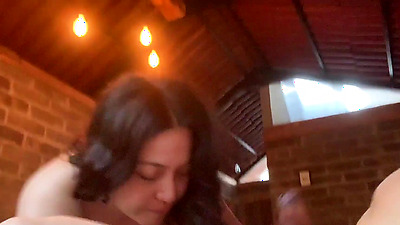 Alumna se mete a motel con profesor para mamarle la verga a cambio de pasar la materia