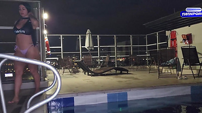 Jag knullar min granne Milf medan hennes hyrman är borta