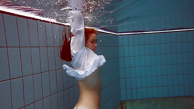 Lola the cool hot babe in the pool