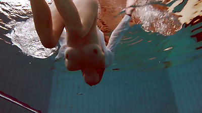 Lola the cool hot babe in the pool