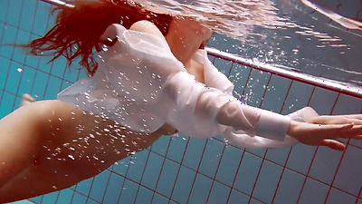 Lola the cool hot babe in the pool