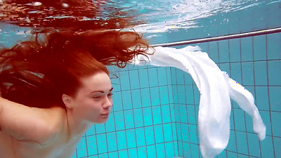 Lola the cool hot babe in the pool