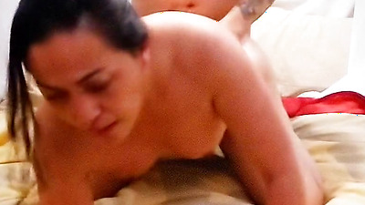 Sirvienta viene a hacer el aseo y termina follando con el esposo de la dueña de la casa