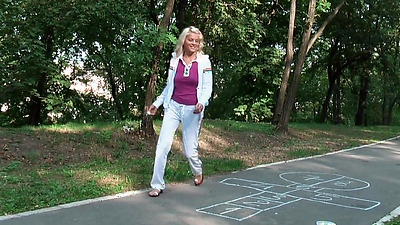 GORGEOUS YOUNG BLONDE BLOWS BUBBLE GUM AND SWALLOWS CUM FROM STRANGER IN THE PARK