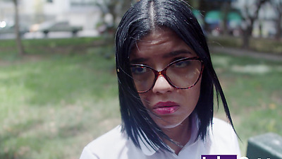 Tímida Colegiala De 18 Años Culona No Va A Clases Y Es Pillada Por Desconocido De Verga Enorme