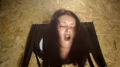 Gorgeous Teen Spreads Her Legs To Get It On With Everyone In The Club