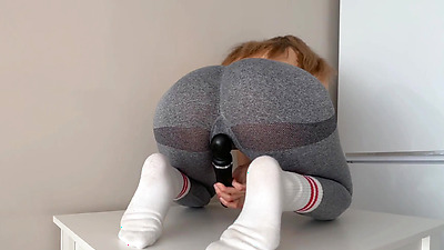 Babe cum on the table with huge leggings squirt ever