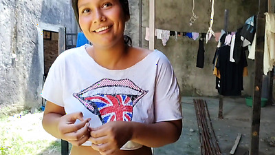 mi vecina deja la puerta abierta y le veo todo