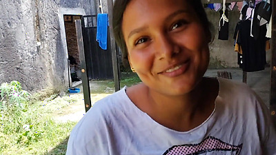 mi vecina deja la puerta abierta y le veo todo