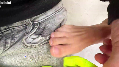 HOW TO OFFER SEX TO A BABE WHEN SHE STICKS IN IPHONE?