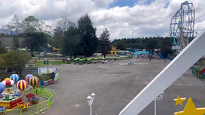 Public lesbian sex in amusement park (real)