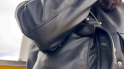 Public lesbian sex in amusement park (real)