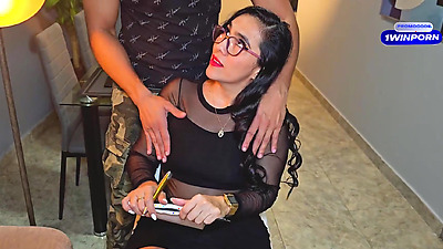 Psicóloga caliente es seducida por su joven paciente y recibe la leche en sus tetas