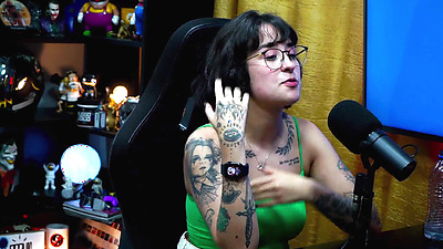 Martina Oliveira takes a walk and shows off her natural breasts in the middle of the Podcast, Ruan drools with lust! - Podcast Pápum no Barraco! COMPLETE ON SHEER - XV RED