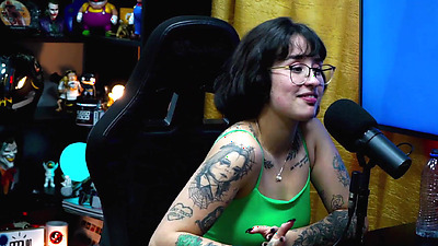 Martina Oliveira takes a walk and shows off her natural breasts in the middle of the Podcast, Ruan drools with lust! - Podcast Pápum no Barraco! COMPLETE ON SHEER - XV RED