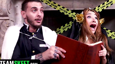 Hottest Halloween Ever! I Fucked My Little Step-Sister’s Virgin Pussy To Break the Curse! - MYLF