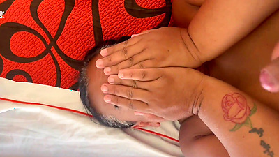 Mi amante culona no quiere la leche en la cara