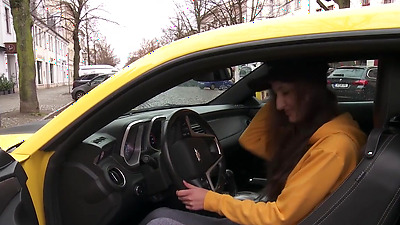 Ersties - Heiße Spritztour mit der schönen Milena in ihrem gelben Camaro
