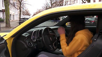 Ersties - Heiße Spritztour mit der schönen Milena in ihrem gelben Camaro