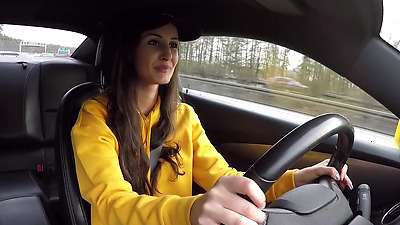 Ersties - Heiße Spritztour mit der schönen Milena in ihrem gelben Camaro