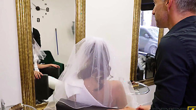 BRIDE4K. Hairdresser seduces sexy bride in the wedding dress for a quick fuck