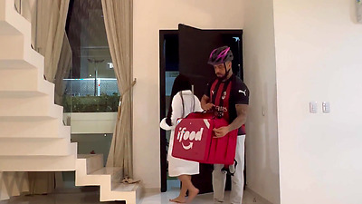 Fucked with a delivery guy who fucked the slutty married woman's pussy without a condom