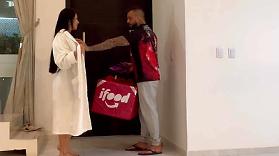 Fucked with a delivery guy who fucked the slutty married woman's pussy without a condom