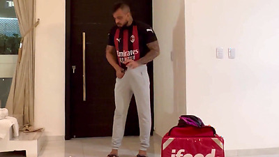 Fucked with a delivery guy who fucked the slutty married woman's pussy without a condom