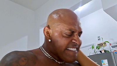 Meu personal arrombou meu cu depois da aula e me fez esguichar