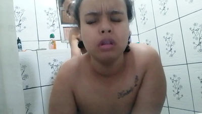 MY SLUTTY WIFE CAME TO PROVOKE ME IN THE BATHROOM I PUT HER ON THE PLATE AND CAME INSIDE THE LITTLE SLUT SHE LOVES MY WARM MILK IN HER PUSSY