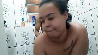 MY SLUTTY WIFE CAME TO PROVOKE ME IN THE BATHROOM I PUT HER ON THE PLATE AND CAME INSIDE THE LITTLE SLUT SHE LOVES MY WARM MILK IN HER PUSSY