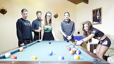 3 contro 2 - TEENAGER VS MILF - Gang Bang - dialoghi italiani