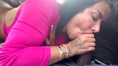 Saudi barbienjd suckin cock in the car/ السعوديه باربي نجد تمص لفحل بالسياره