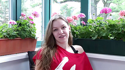 Ersties - Studentin Matilda befriedigt sich mit einem Vibrator