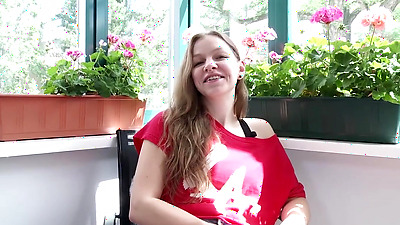 Ersties - Studentin Matilda befriedigt sich mit einem Vibrator