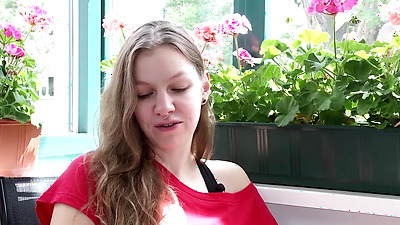 Ersties - Studentin Matilda befriedigt sich mit einem Vibrator